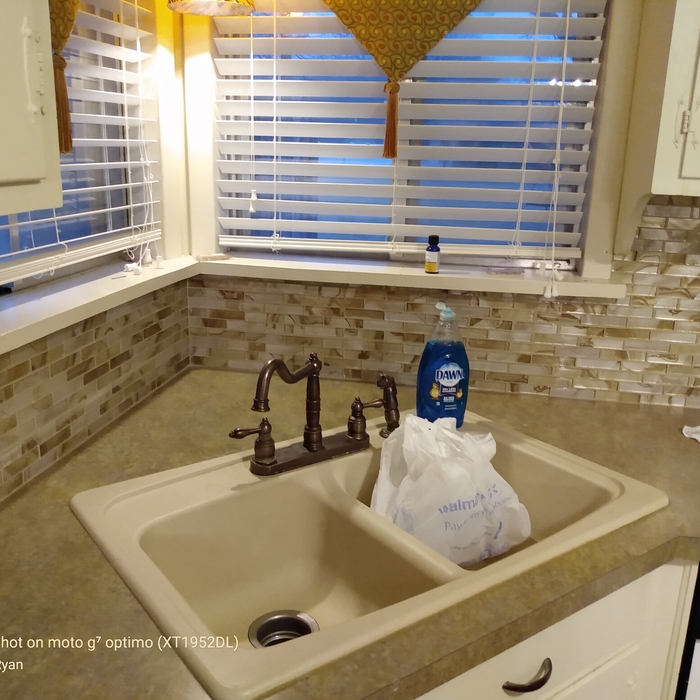 Glass backsplash