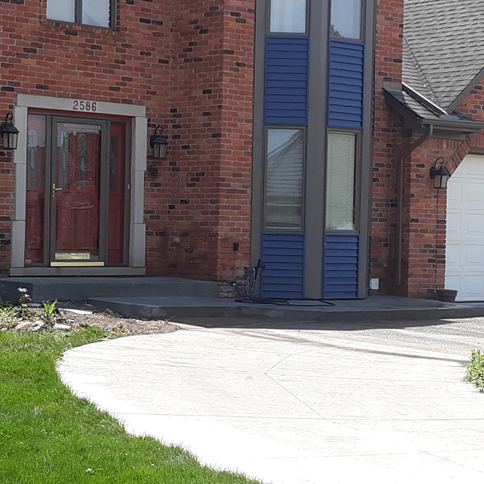 Front porch with a elevated walkway