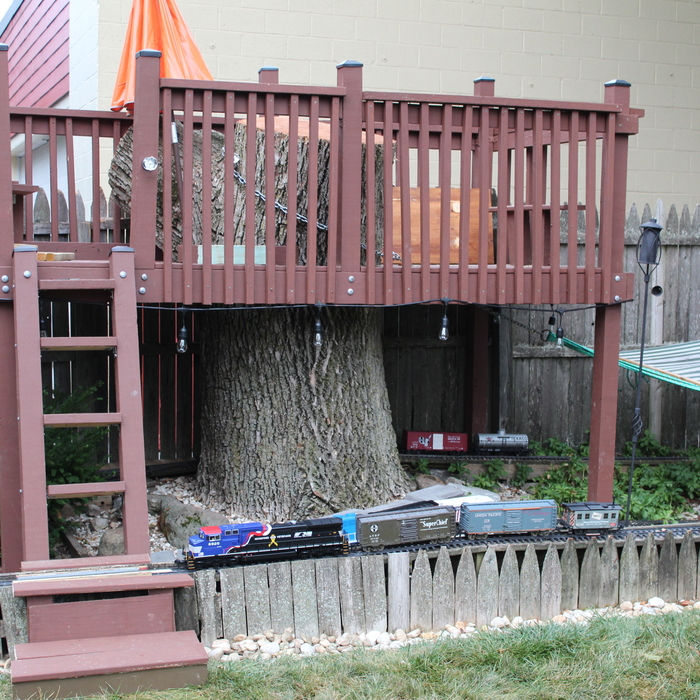 Tree Stump Paly House - Front