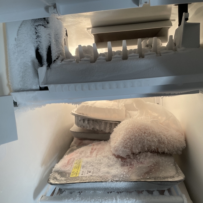 Snowy ice maker