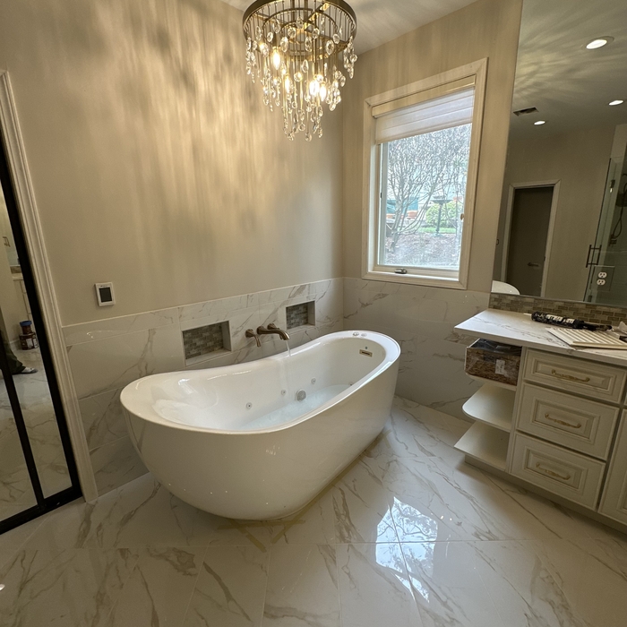 Beautiful 6 foot Soaking Tub
