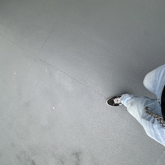 Coating with broadcasted anti-slip aggregate
