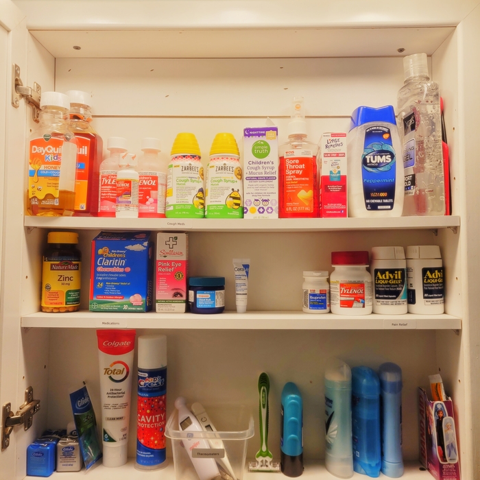 Bathroom medicine cabinet