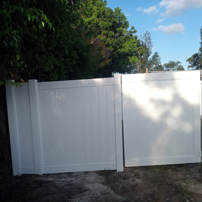 Vinyl gate 5 Ft W 6 Ft H