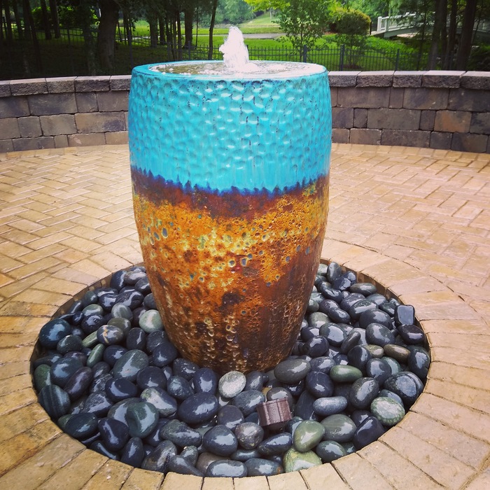 Bubbling Fountain Pot in Laurelbrooke