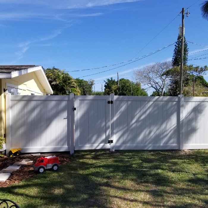 6&#39; PRIVACY PVC WITH GATE