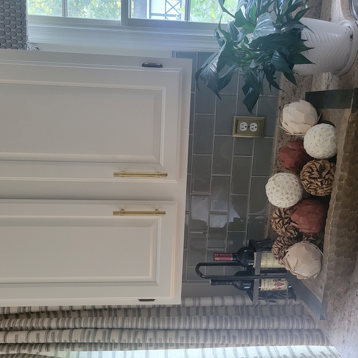 New Backsplash, Cabinet Paint and Hardware