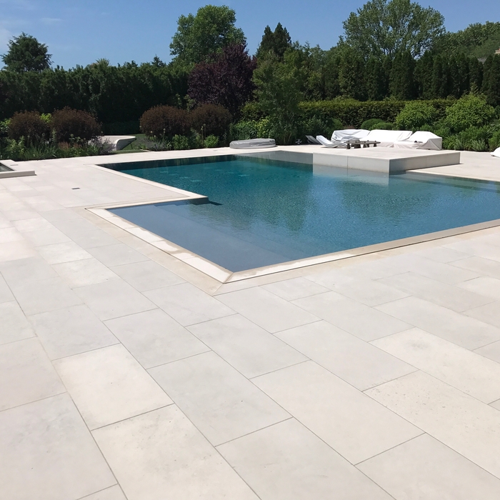 Rimless pool