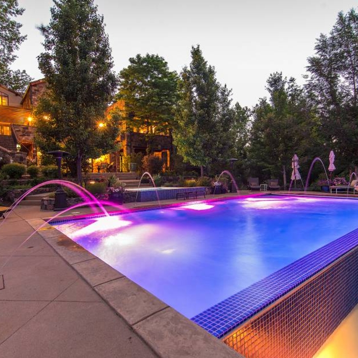 Infinity edge swimming pool