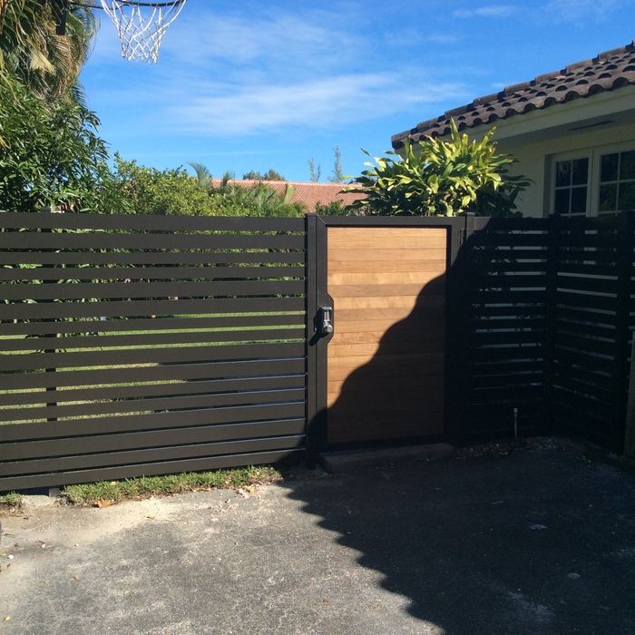 Horizontal aluminum fence