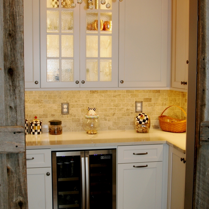 Elegant Walk-in Butler&#39;s Pantry