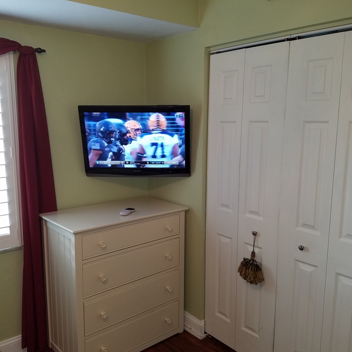 Small 32&quot; TV in the corner