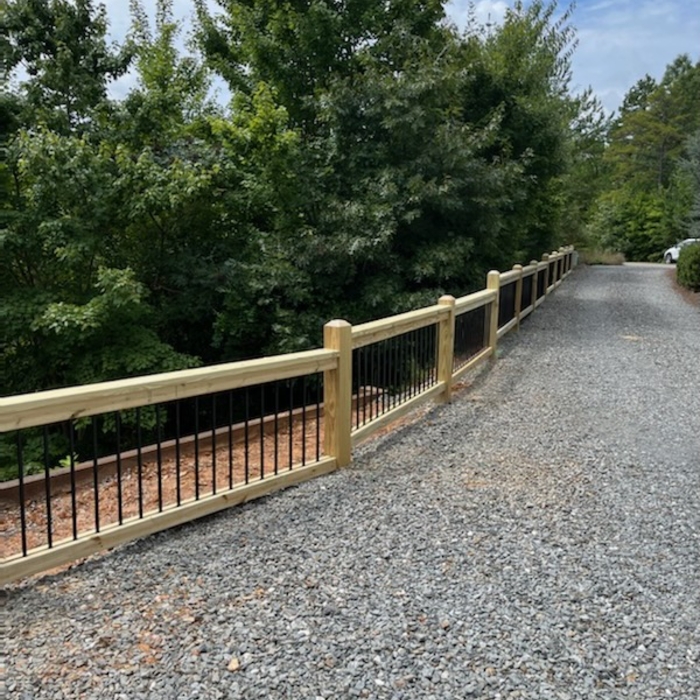 Wood fencing w. pickets