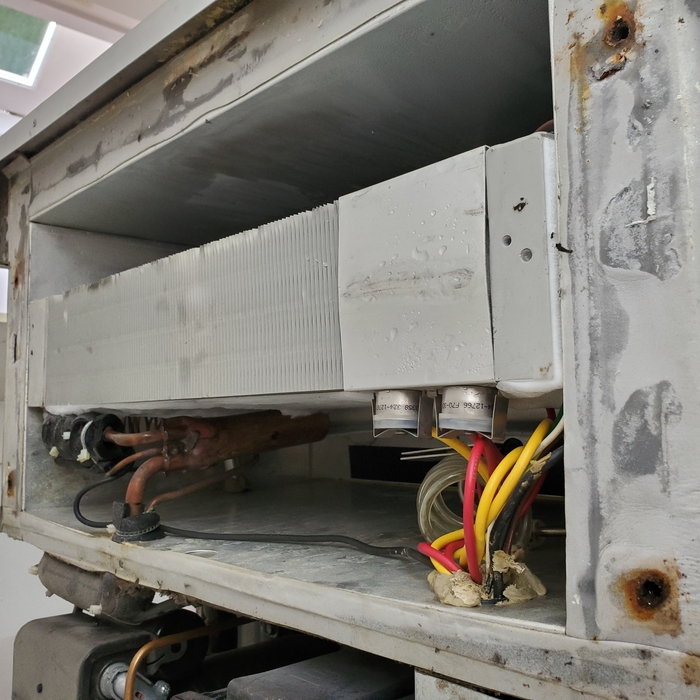 Defrosting evaporator