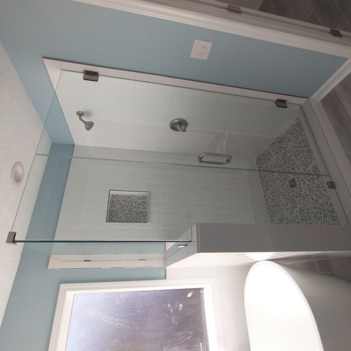 Walk in shower with niche