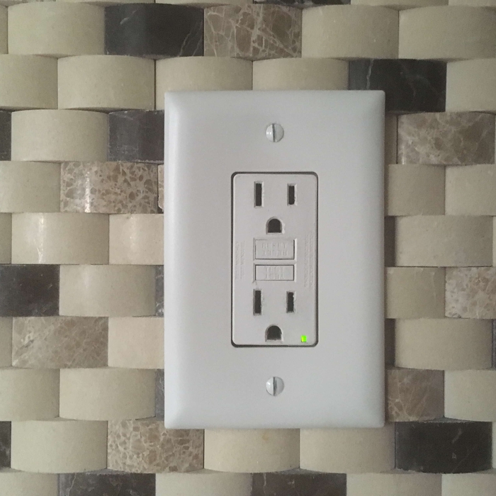 15 amp Tamper-Resistant decora style outlet